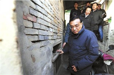 昨天,李克強(qiáng)看望包頭北梁棚戶區(qū)居民。新華社發(fā)